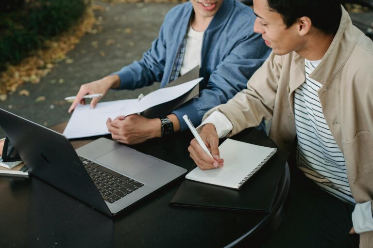 Read more about the article Online Course Platforms Explained in 2025 That Are Recommended by Experts